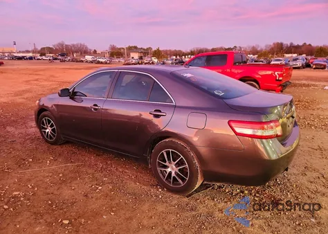 2010 Toyota Camry Base z USA, uszkodzony, nr VIN 4T1BF3EK1AU038670